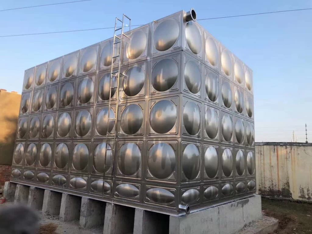 Large modular tank elevated on concrete pillars