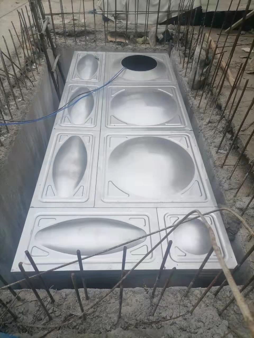 Modular tank being installed in a reinforced pit